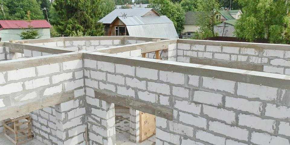 Монолитный пояс по газобетону под перекрытия: под балки, под плиты, высота, чертежи