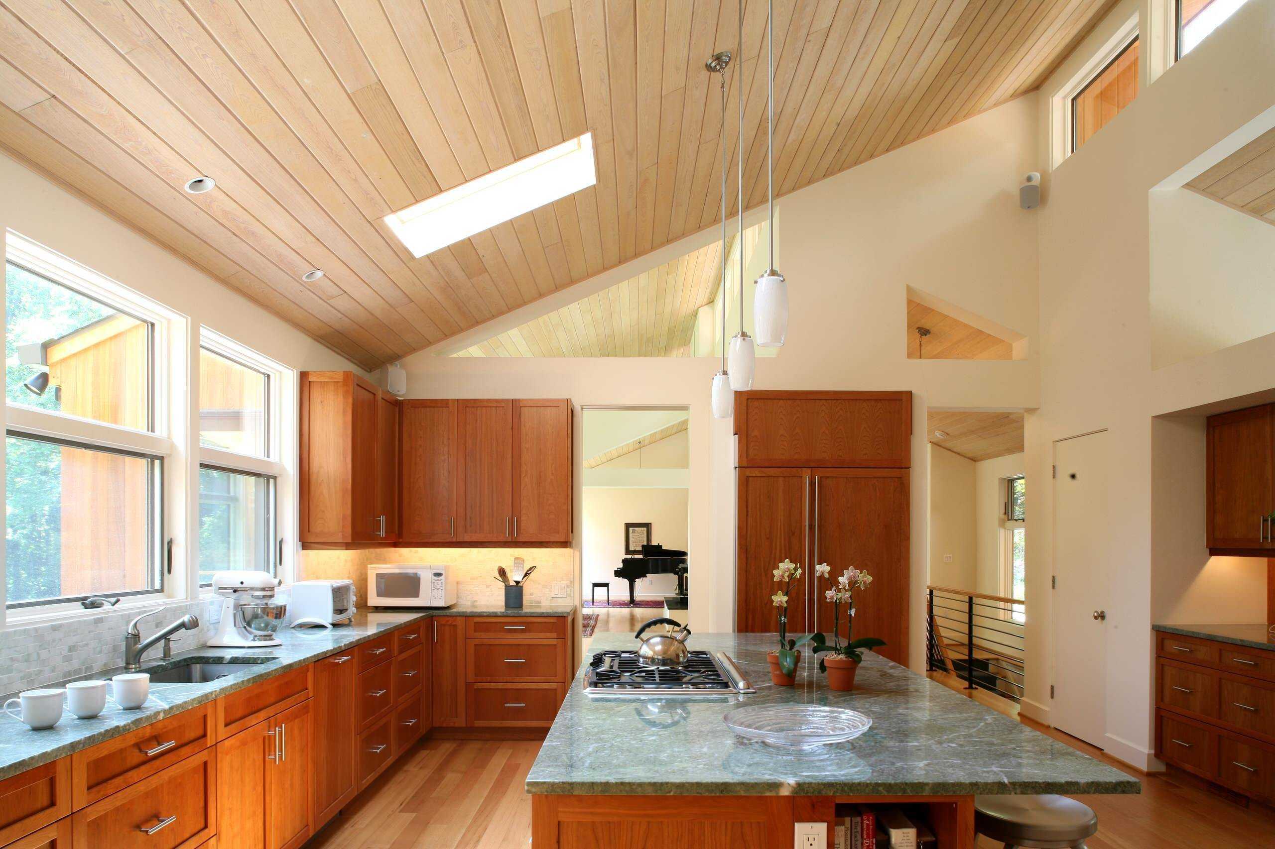 Какие потолки лучше сделать в доме. Потолок в деревянном доме. Кухня в деревянном доме. Отделка кухни деревом в частном доме. Отделка потолка в деревянном доме.