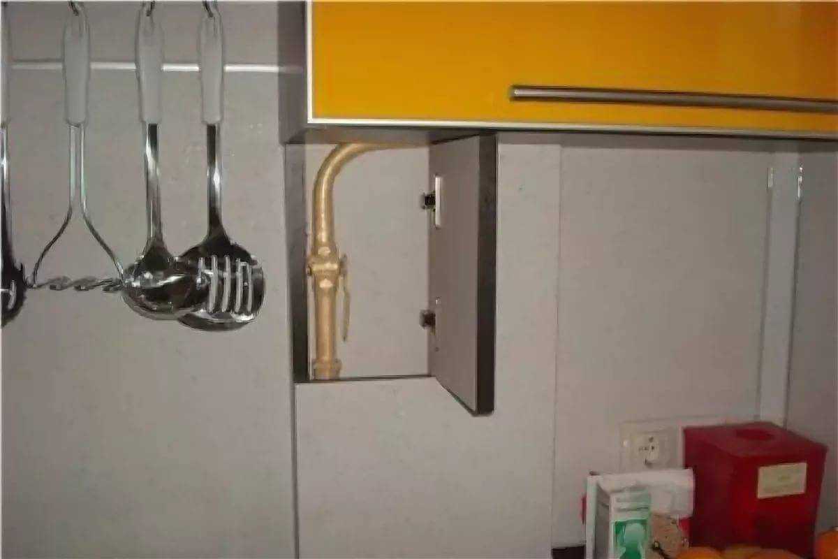 Как красиво и безопасно спрятать газовую трубу на кухне?