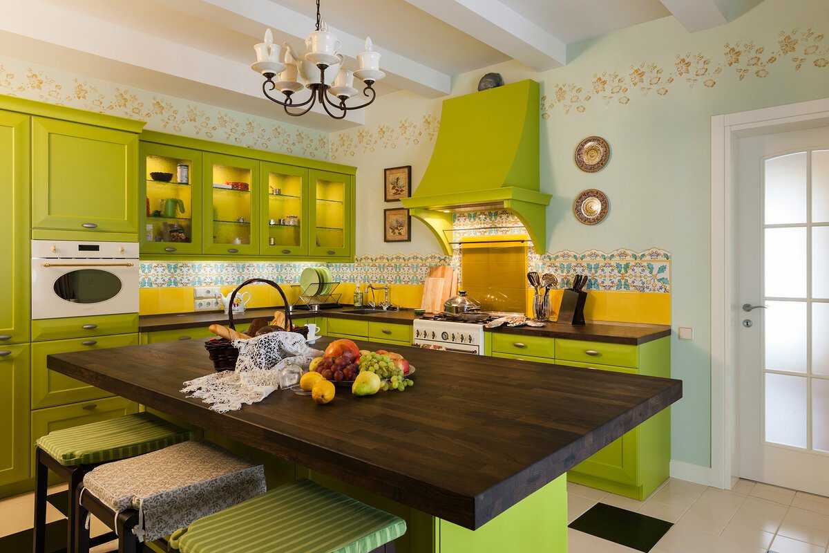 Оливковые обои на кухне в интерьере фото