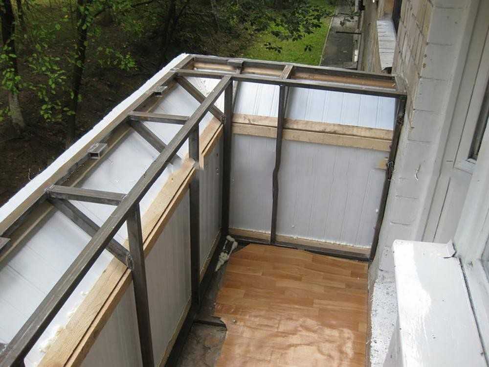 Как сделать укрепление парапета балкона? фото металлических, деревянных, из кирпича ограждений балконов, а также технология изготовления перил своими руками