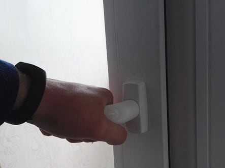Как открыть балконную пластиковую дверь