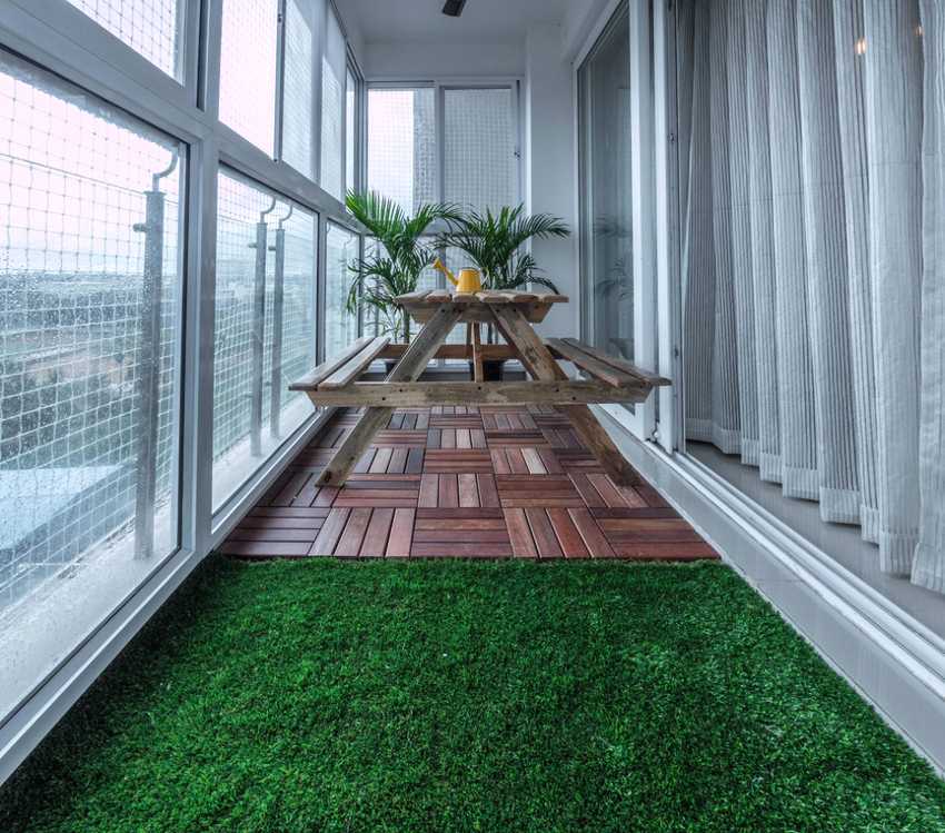 Какой пол сделать на балконе. Искусственный газон на балконе. Искусственная трава на балконе. Балкон с искусственной травой на полу. Ковровое покрытие на балкон.
