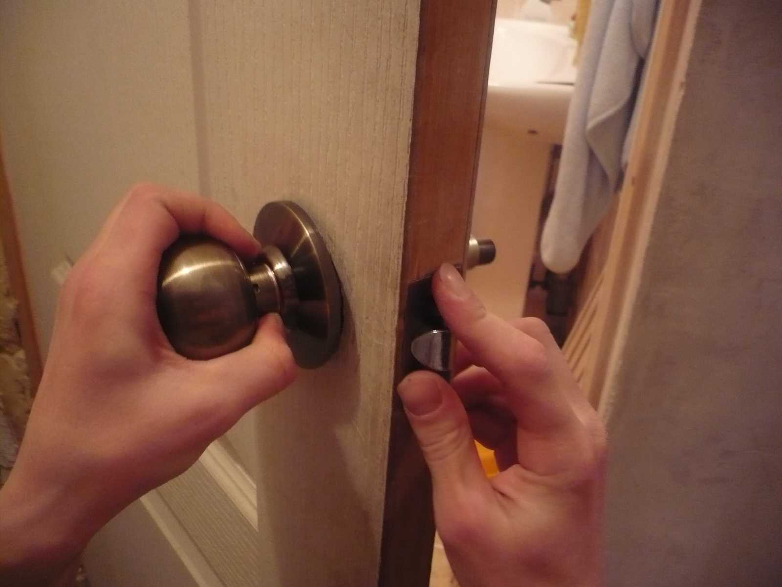 Как установить дверную ручку на входную дверь своими руками