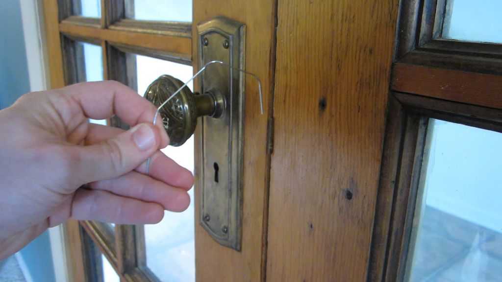  открыть дверь без ключа в комнату с круглой ручкой с защелкой, если .