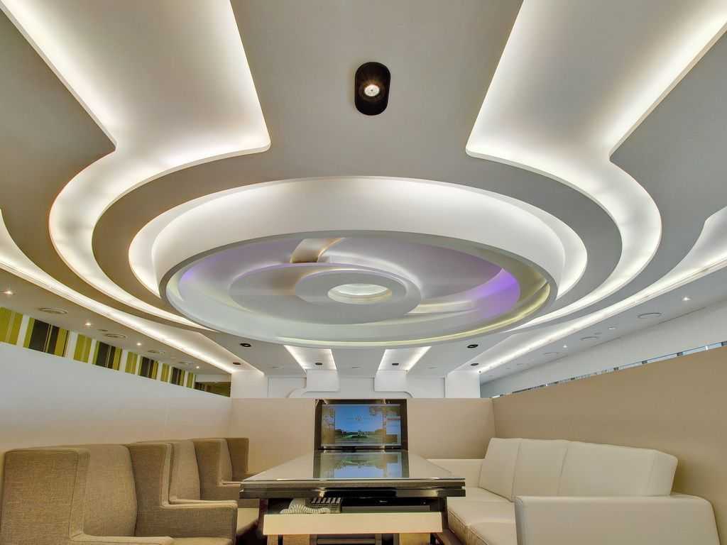 Фантастический потолок гипсокартона с уникальной формой в холле
