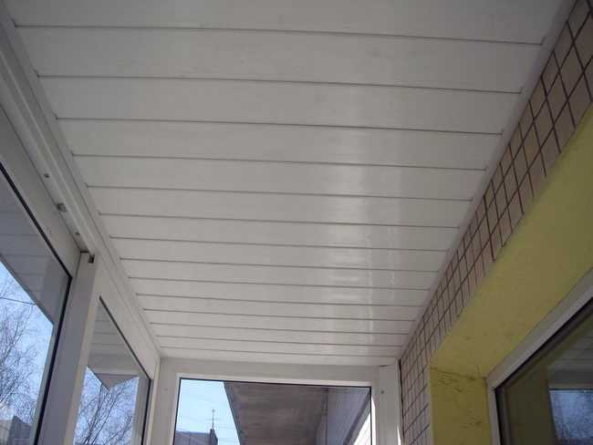 Отделка потолка на балконе пластиковыми панелями: подбор материала, плюсы и минусы подобной методики Как сделать ПВХ-потолок своими руками на балконе или лоджии без особых усилий