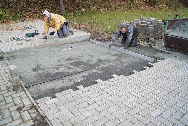 Укладка тротуарной плитки на бетонное основание — технология мощения