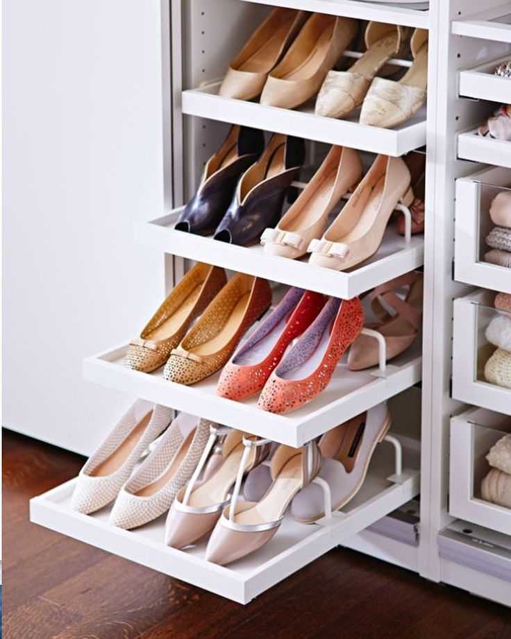 Полки для обуви в шкафу прихожей