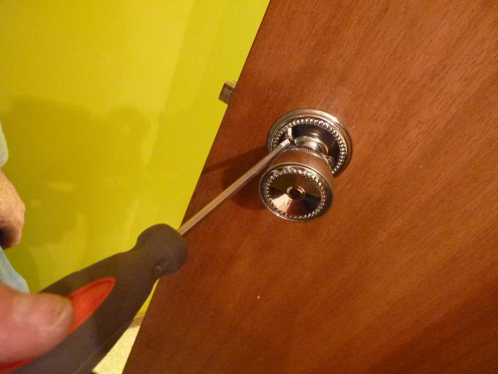 Как правильно снять дверную ручку с межкомнатной двери, особенности демонтажа ручки - кноб