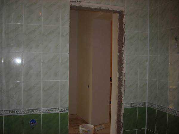 После ремонта дверей ванной. Плитка в ванной дверной проем. Плитка возле двери в ванной. Плитка вокруг двери в ванной. Дверные проемы в санузле с кафелем.