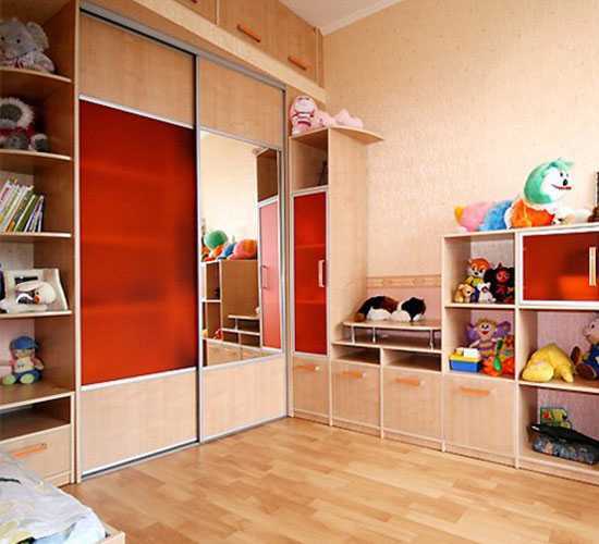 Шкаф в детскую: способы объединения интересного дизайна и функциональности