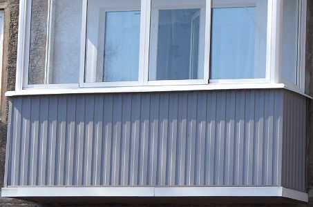 Обшивка балкона сайдингом, профлистом и профнастилом, что лучше? 7 фото готовой наружной отделки балкона, инструкция, как обшить балкон сайдингом своими руками | pomasteru.ru