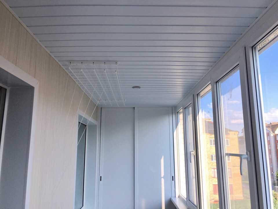Потолок на лоджии из пластиковых панелей - плюсы, минусы и порядок монтажа