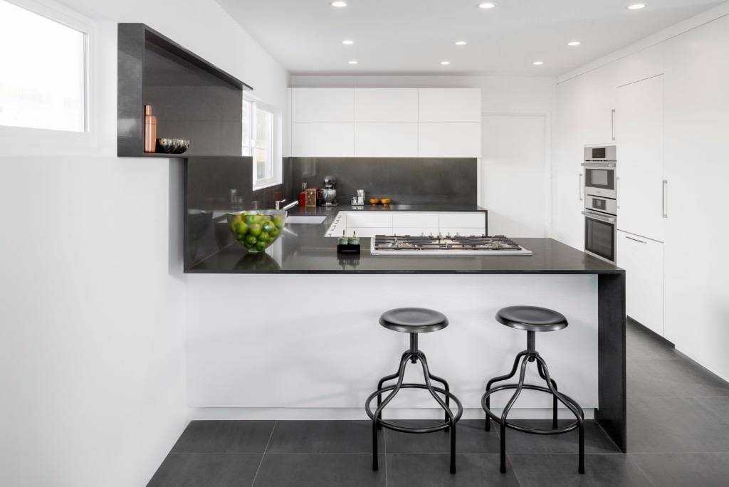 Белая кухня с черной столешницей: дизайн кухонного интерьера в интерьере