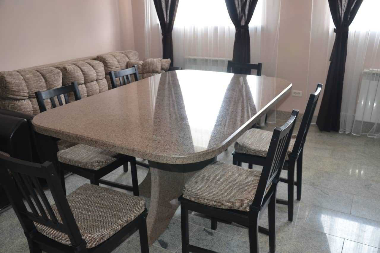 Кухонные столы со столешницей из искусственного камня
