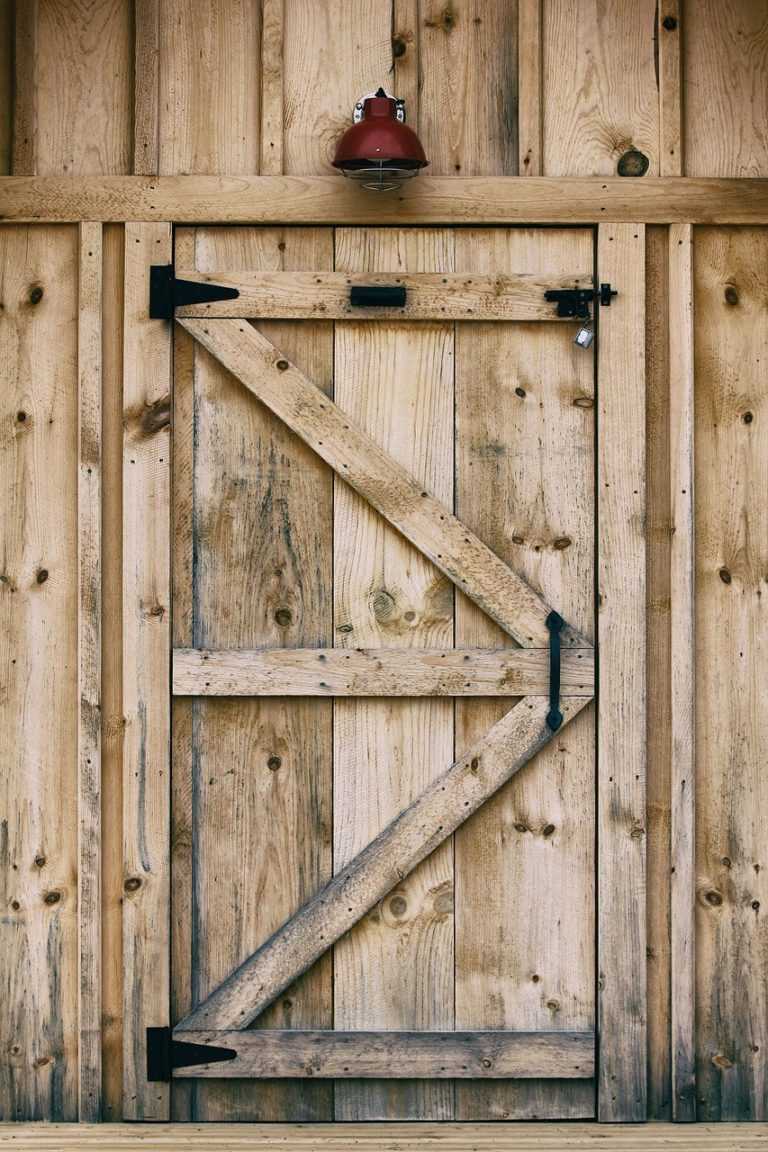Двери в сарай: как сделать из досок своими руками? деревянные двери и металлические. чем их усилить? размеры и установка