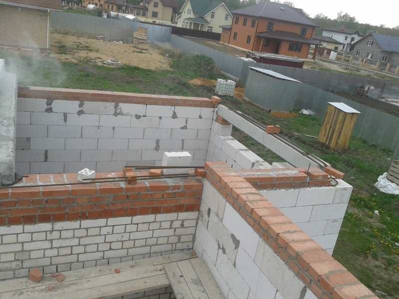 Монолитный пояс по газобетону — это обязательный элемент любого сооружения, связывающий всю конструкцию здания в единый пространственный каркас Как его сделать