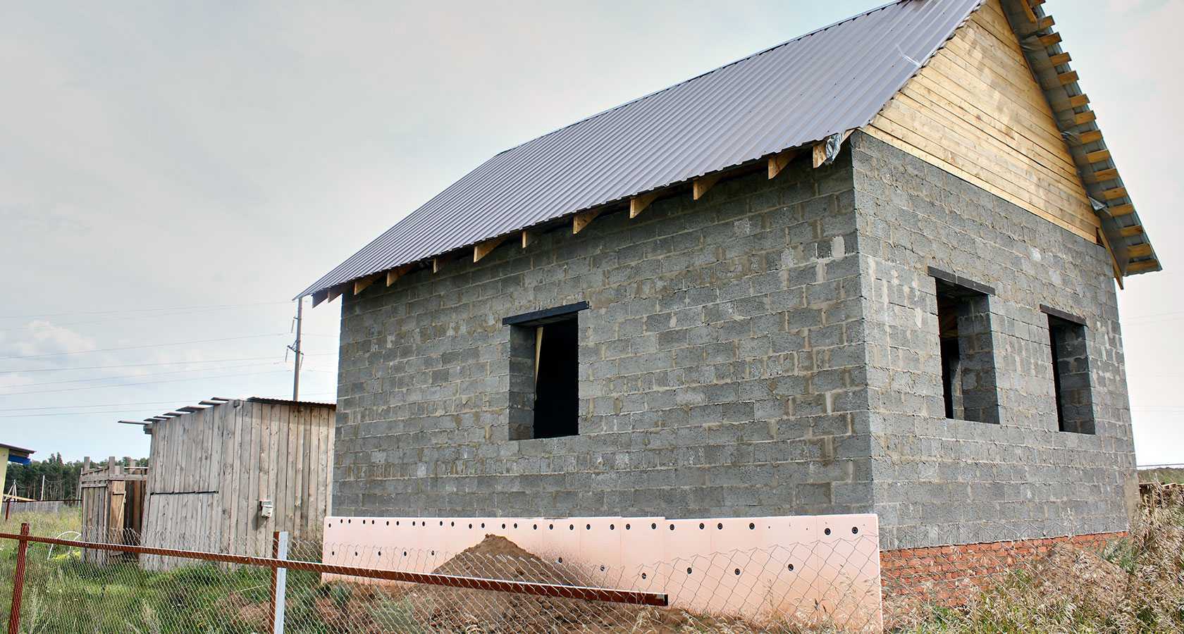Строительство дома из крупнопористого монолитного керамзитобетона с помощью переставной опалубки.