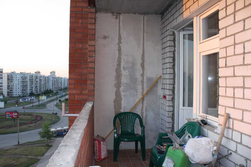 Плюсы и минусы отделки балкона декоративной штукатуркой, фото примеры