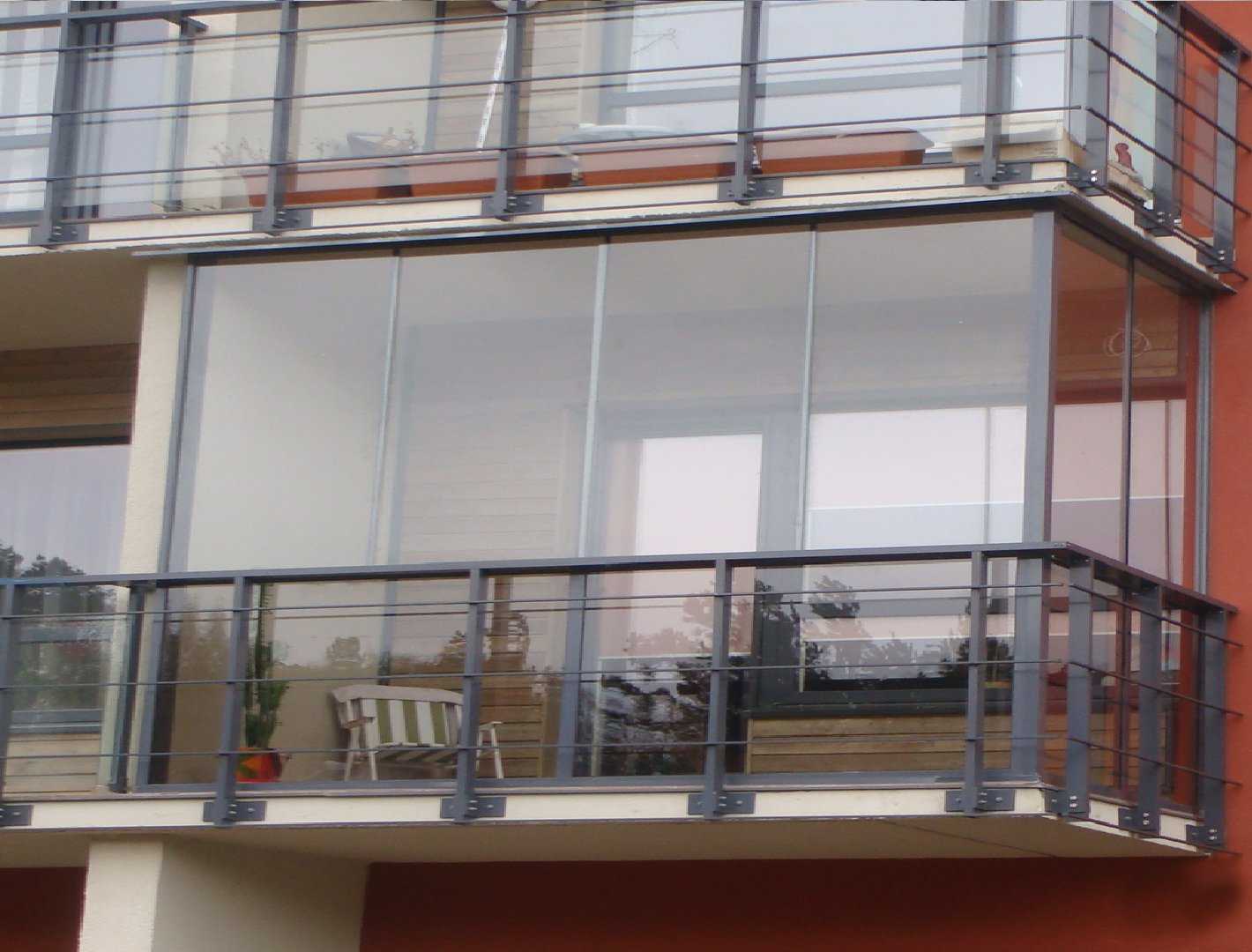 Прозрачный балкон. Безрамное остекление балконов в хрущевке. Перилла Безрамное остекление. Безрамное панорамное остекление балкона.