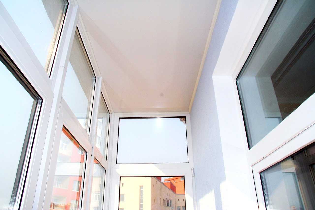 Можно ли делать натяжной потолок на балконе – плюсы и минусы технологии