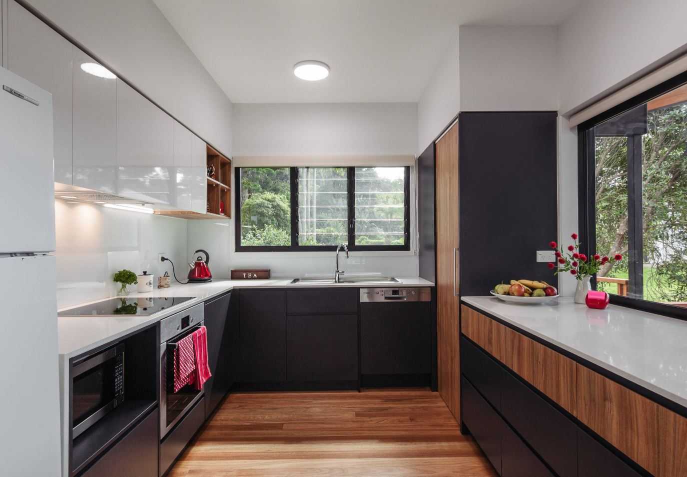 Кухня это жилое помещение. П-образная кухня. Кухня дизайн. Кухня с окном. Интерьер кухни с большим окном.