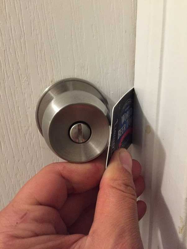  открыть дверь без ключа в комнату с круглой ручкой с защелкой, если .