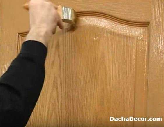 Как покрыть лаком межкомнатные двери: каким обновить деревянные и из шпона, останется ли белой покраска, что за состав придает темный цвет, можно ли наносить глянец?
