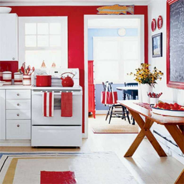Кухня выполнена по всем традициям современного стиля Глянцевые фасады с контрастной расцветкой - красный и бежевый Вся техника встроенная, для нее отведена специальная зона в левой части кухни