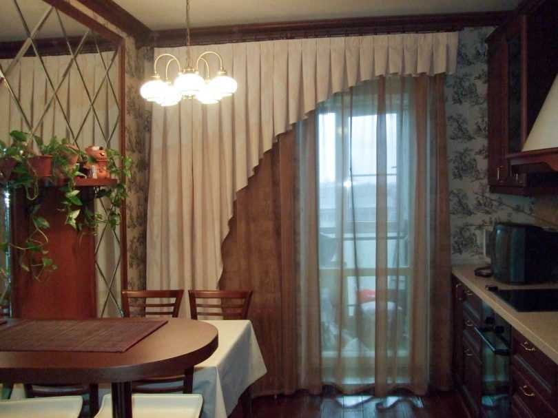 Шторы на окно с балконной дверью: варианты в кухню, гостиную
