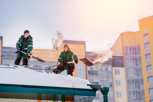 уборка снега с крыш в Москве
